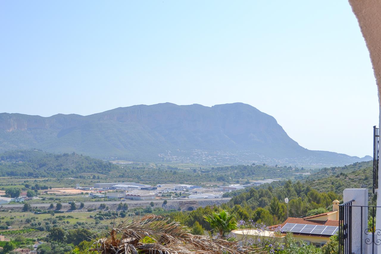 Vues panoramiques dégagées sur la vallée et le massif du Montgó depuis la terrasse, offrant un paysage méditerranéen naturel et serein.
