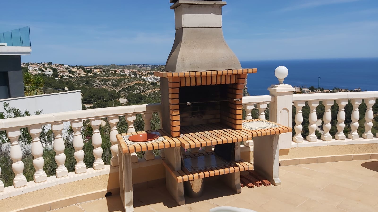Barbecue en brique avec vue sur la Méditerranée depuis la terrasse à Cumbre del Sol.