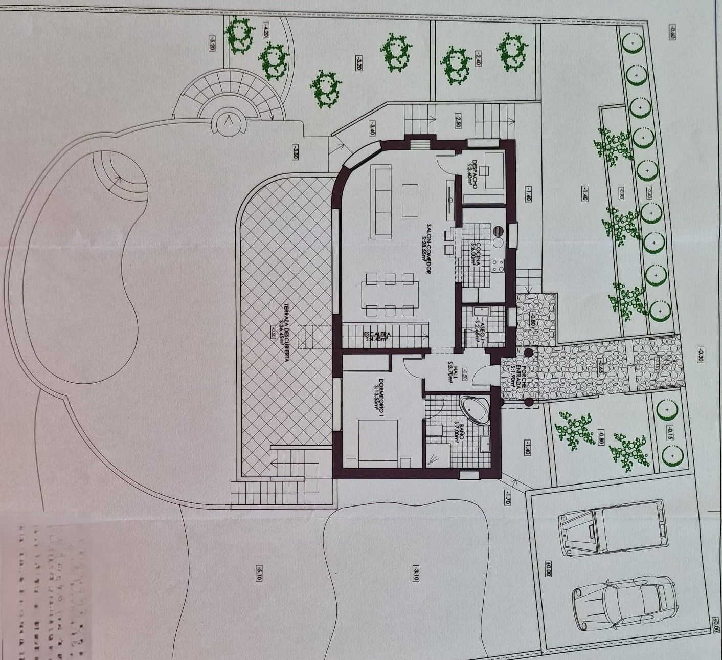 Plan architectural détaillé d'une villa avec piscine, jardin et parking. Aménagement intérieur avec salon, cuisine et chambres.
