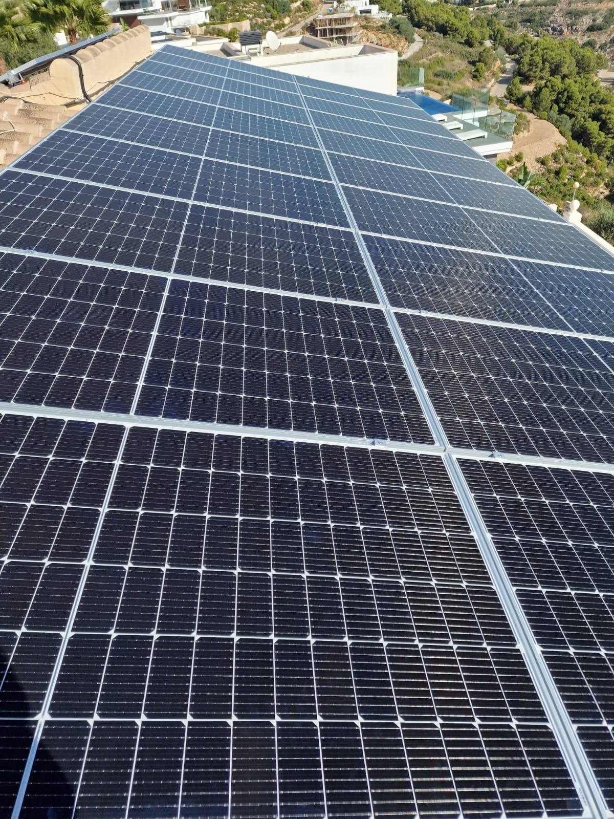 Vue détaillée des panneaux solaires sur le toit, énergie durable.
