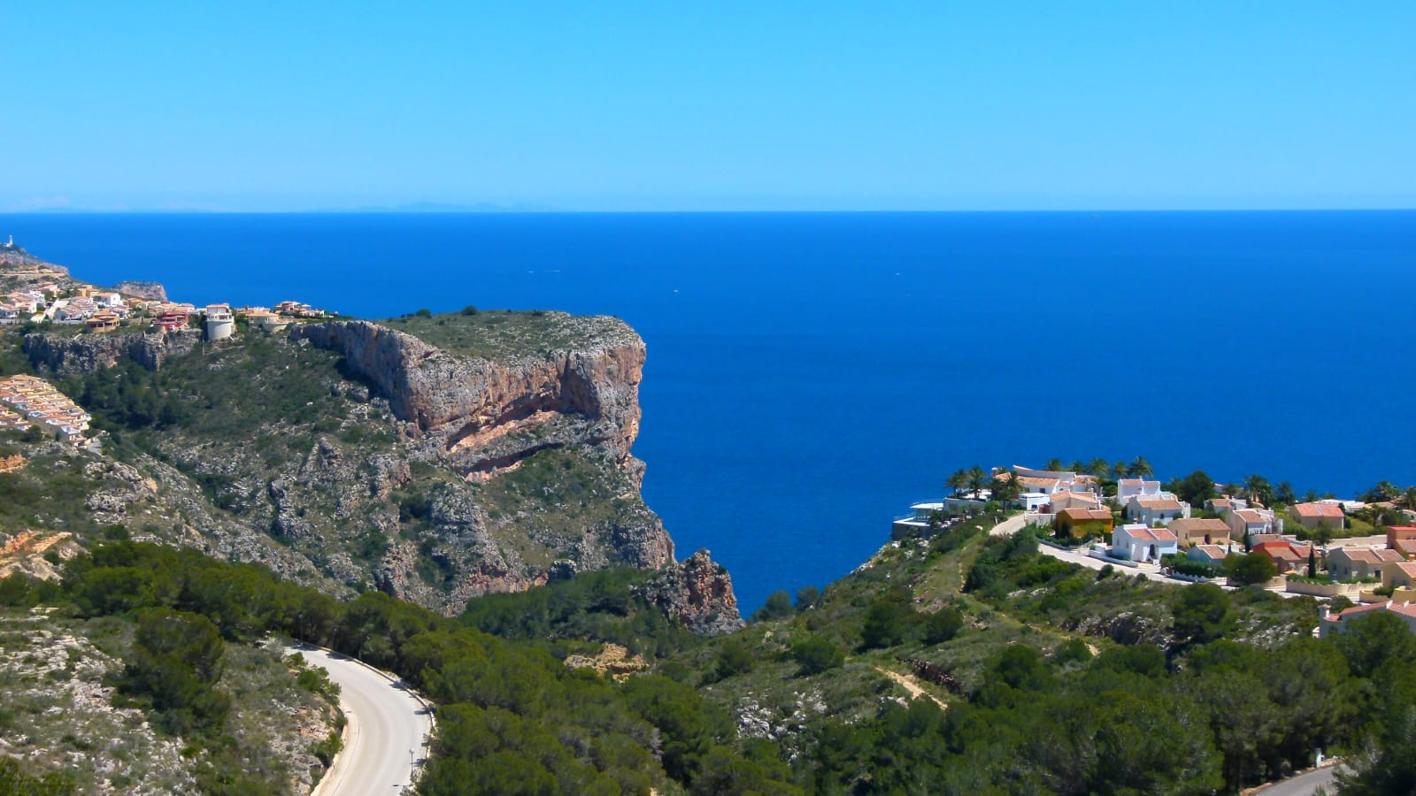 Vue panoramique de Cumbre del Sol, avec des falaises rocheuses et la mer Méditerranée en arrière-plan.