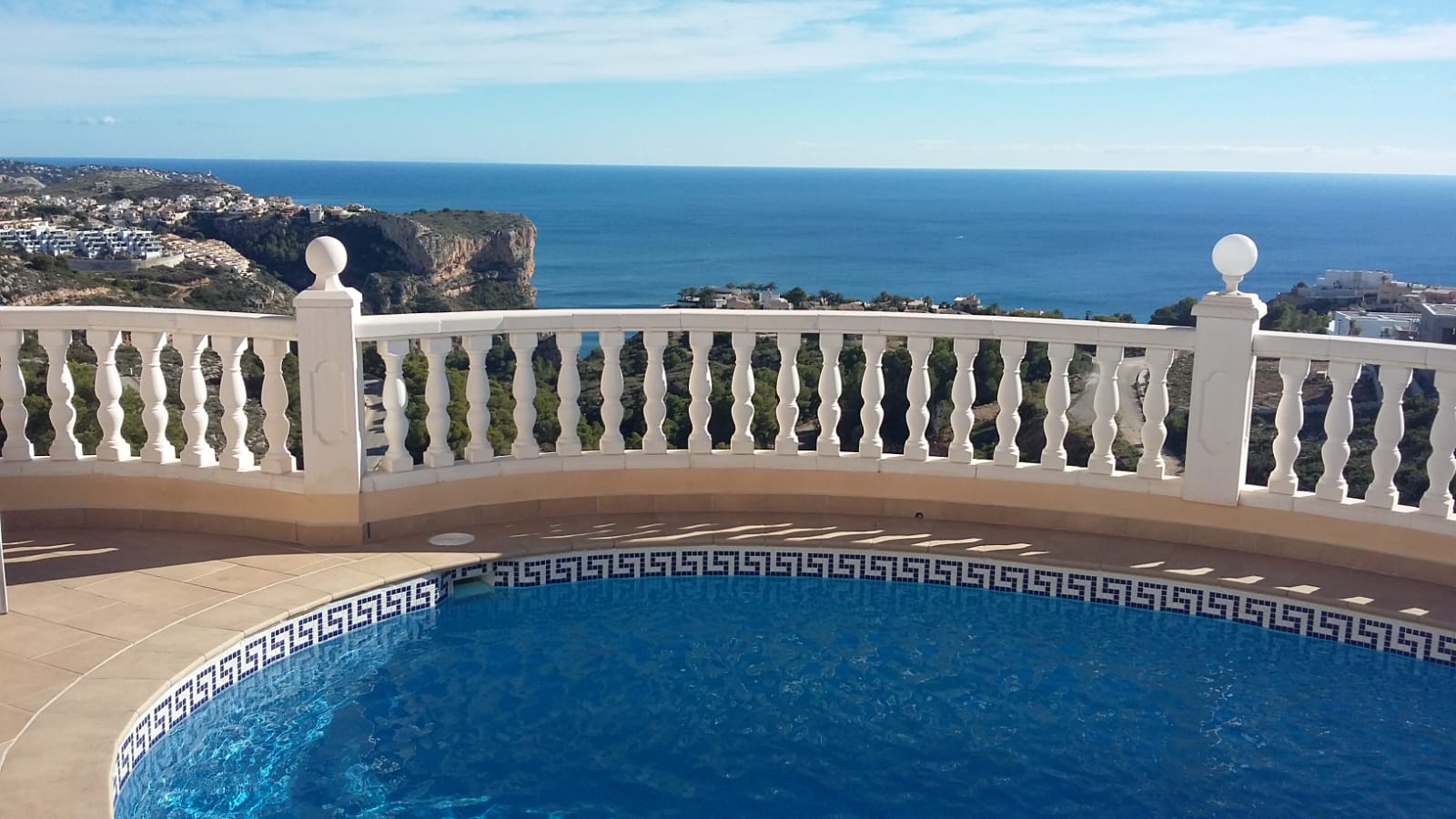 Vue piscine avec balustrade blanche et vue mer à Cumbre del Sol, Benitachell.