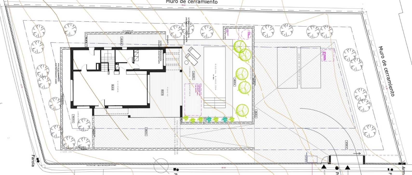 Plan de masse technique détaillant l'implantation de la villa, la terrasse pavée, la piscine de 8,50x3m et l'aire de stationnement sur le terrain à Jávea.