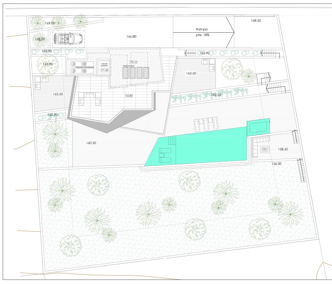 Plan de masse détaillé présentant l'implantation de la villa, la piscine extérieure, les espaces verts et la rampe d'accès au garage.