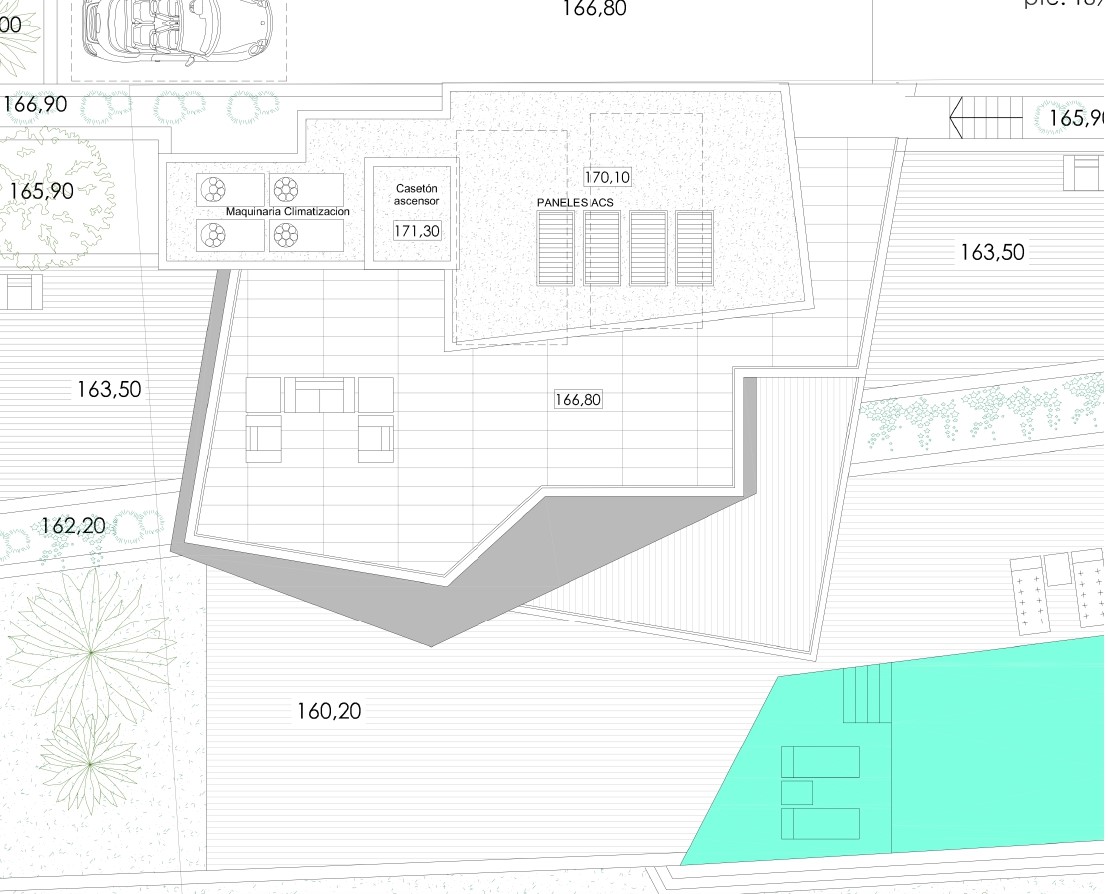 Plan technique détaillant l'aménagement extérieur avec panneaux solaires, machinerie de climatisation, terrasse meublée et accès à la piscine.