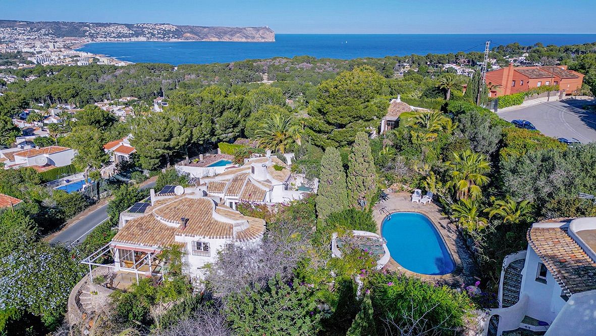Vue aérienne de la propriété avec toitures traditionnelles, piscine privée et vue panoramique sur la mer Méditerranée et le littoral.