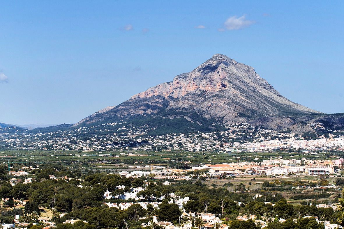 Vues panoramiques sur le mont Montgó et la vallée de Jávea, mettant en valeur le paysage méditerranéen et les quartiers résidentiels environnants.